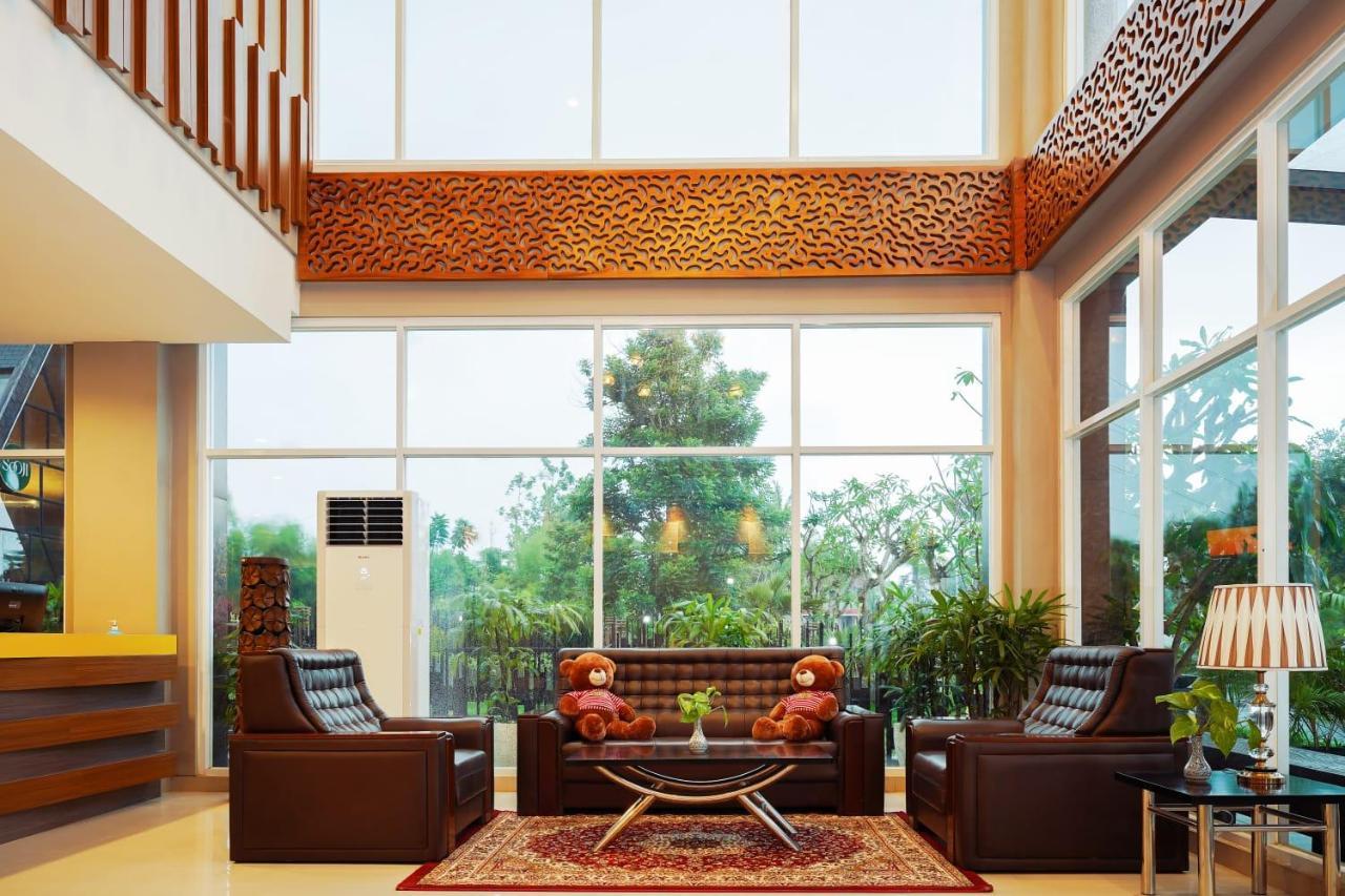 Отель Ramada By Wyndham Yogyakarta Слеман Экстерьер фото