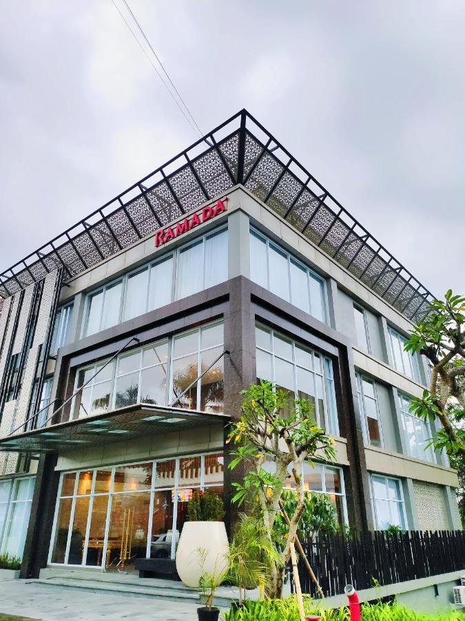 Отель Ramada By Wyndham Yogyakarta Слеман Экстерьер фото