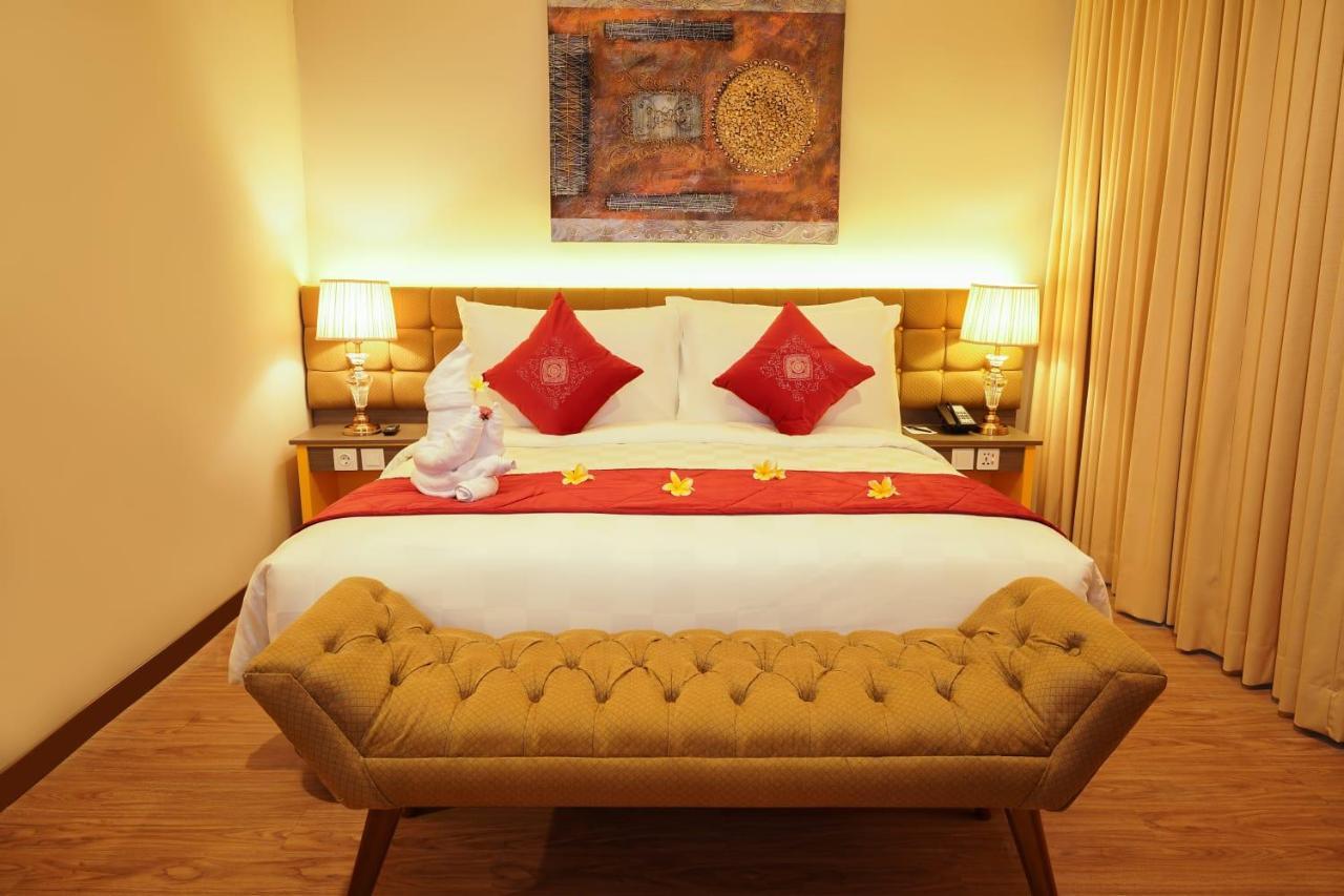 Отель Ramada By Wyndham Yogyakarta Слеман Экстерьер фото