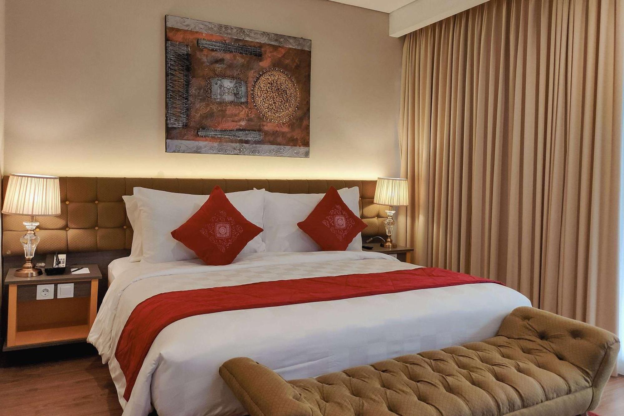 Отель Ramada By Wyndham Yogyakarta Слеман Экстерьер фото