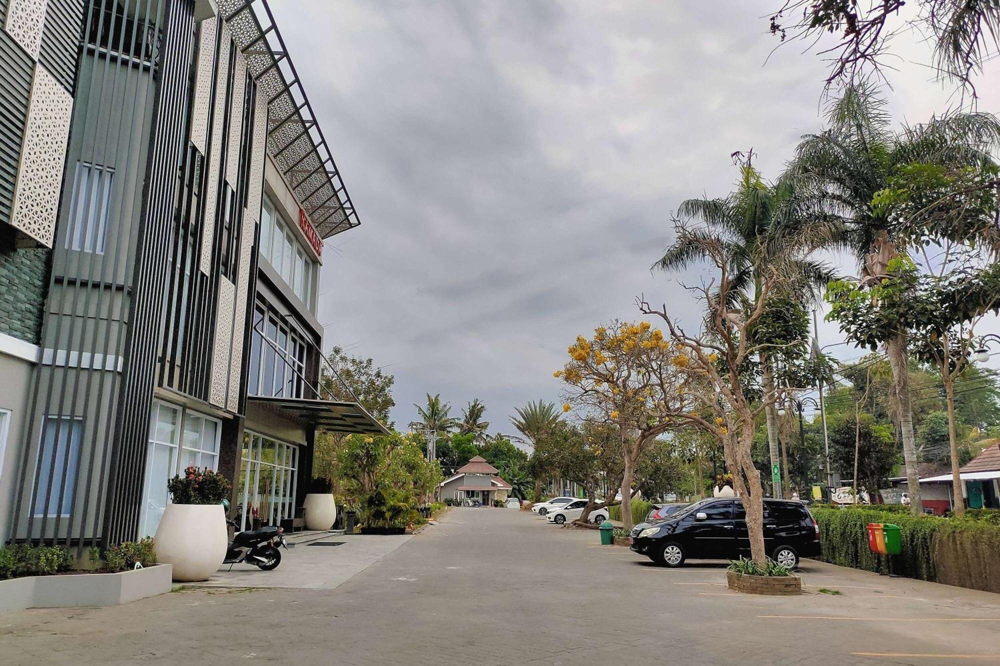 Отель Ramada By Wyndham Yogyakarta Слеман Экстерьер фото