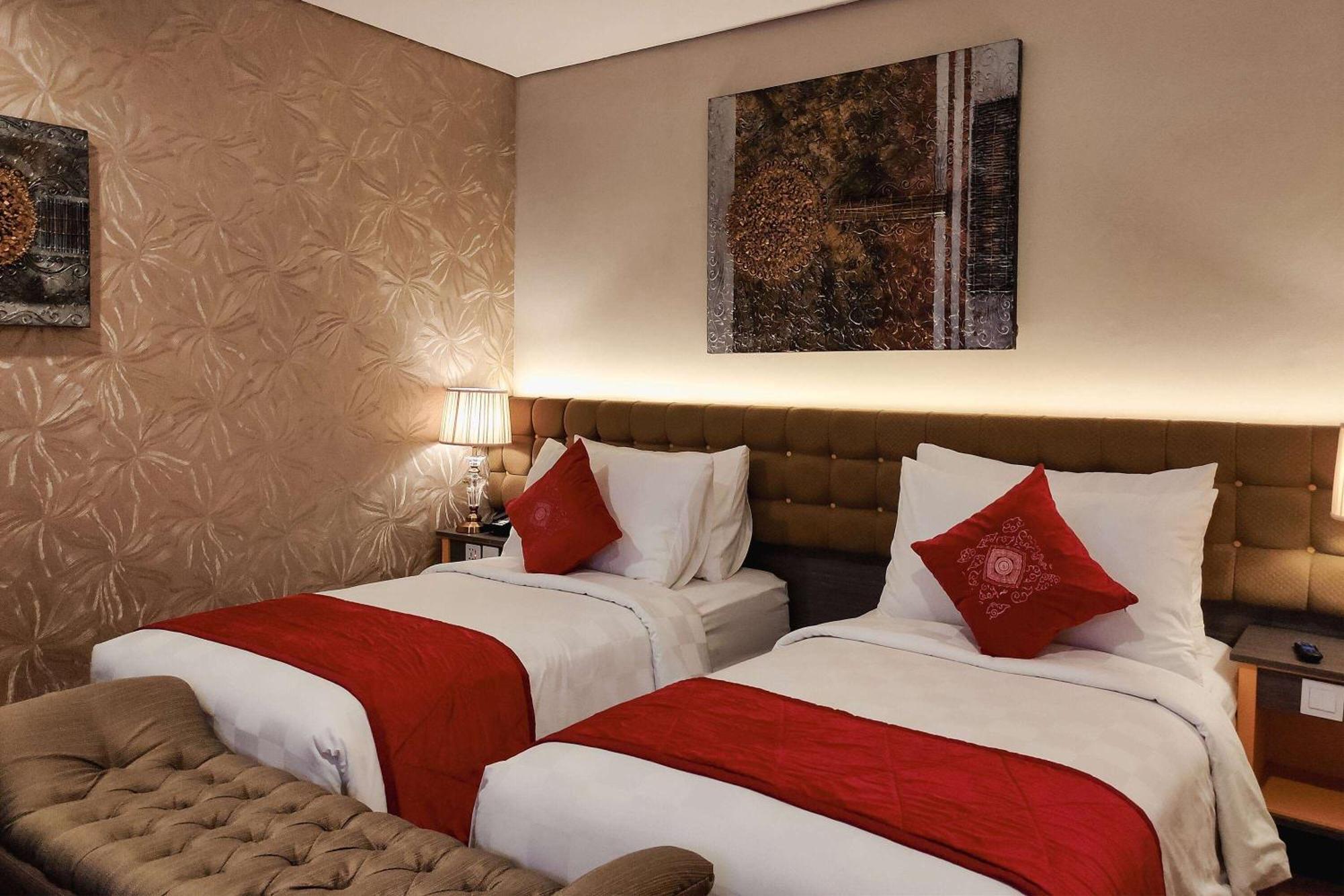 Отель Ramada By Wyndham Yogyakarta Слеман Экстерьер фото