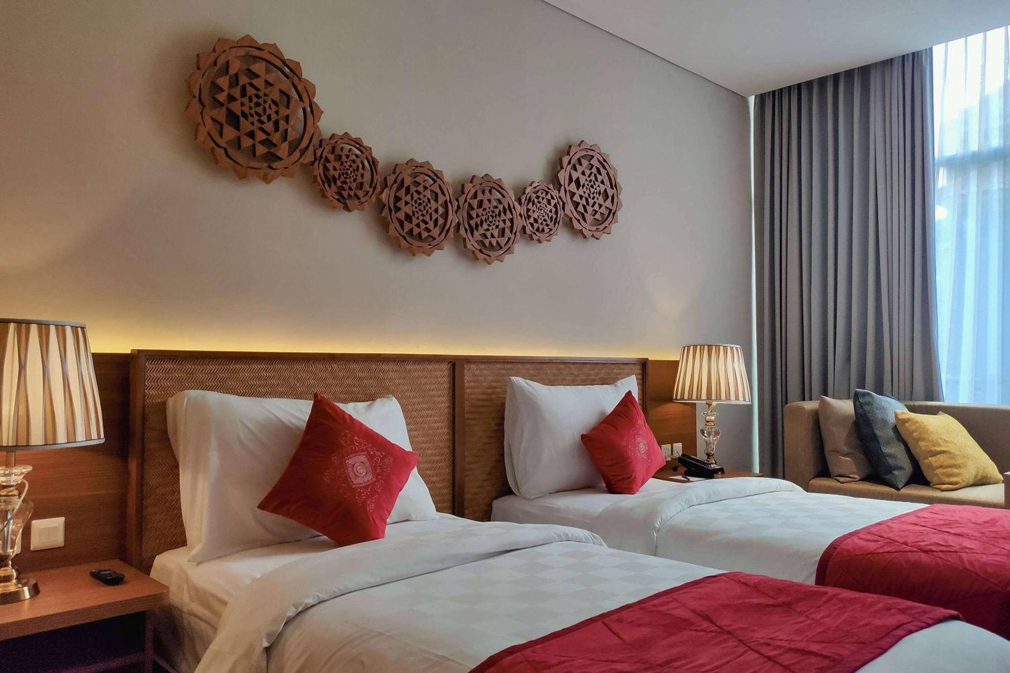 Отель Ramada By Wyndham Yogyakarta Слеман Экстерьер фото