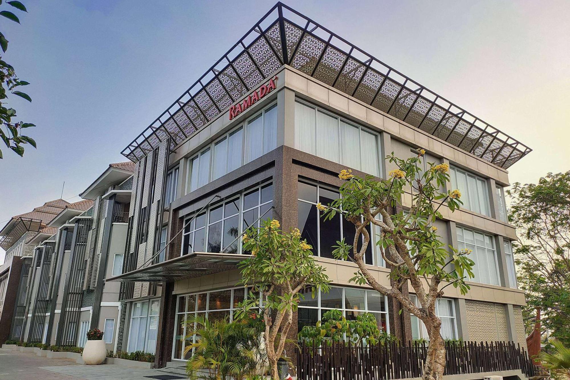 Отель Ramada By Wyndham Yogyakarta Слеман Экстерьер фото