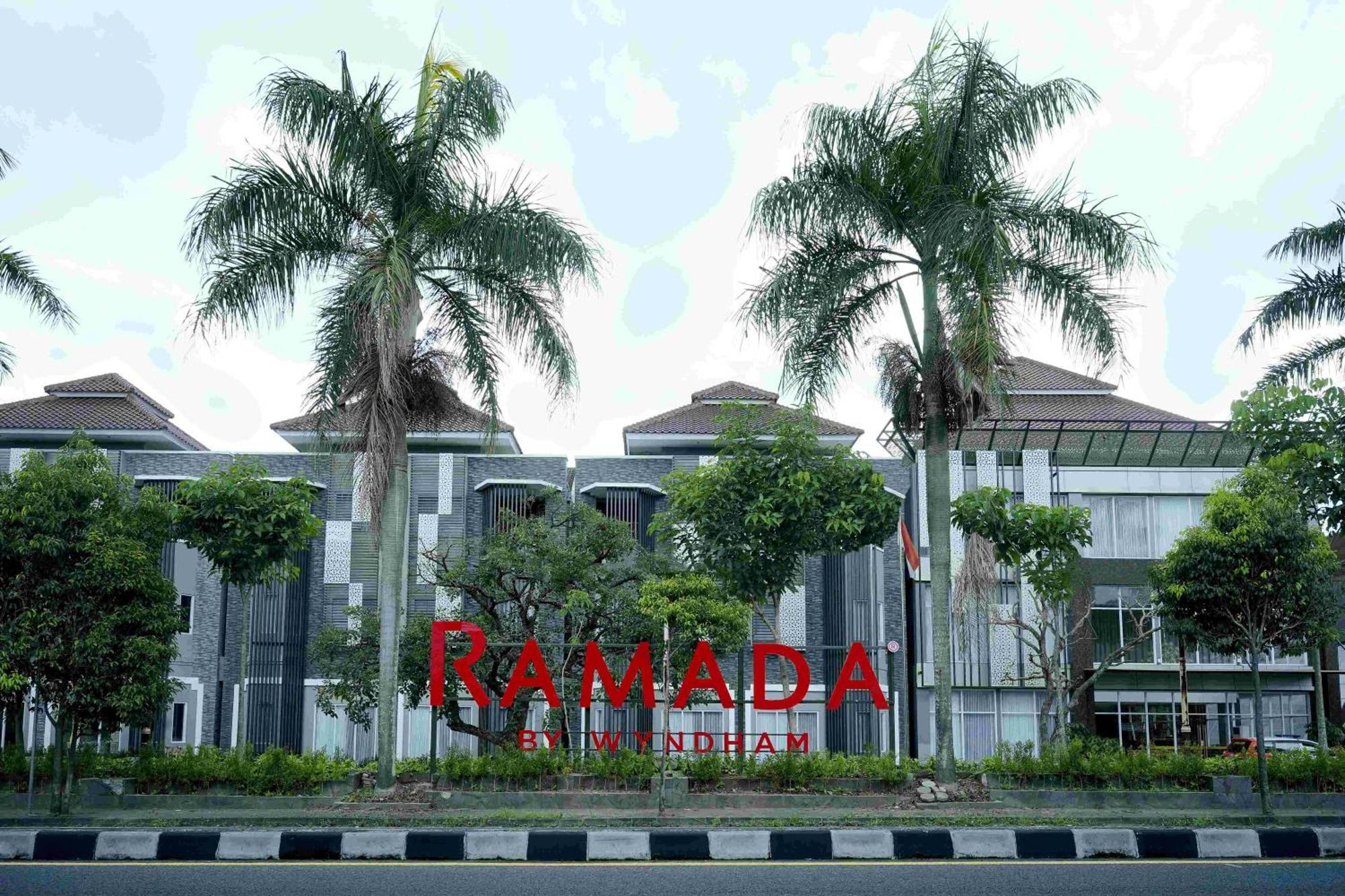 Отель Ramada By Wyndham Yogyakarta Слеман Экстерьер фото