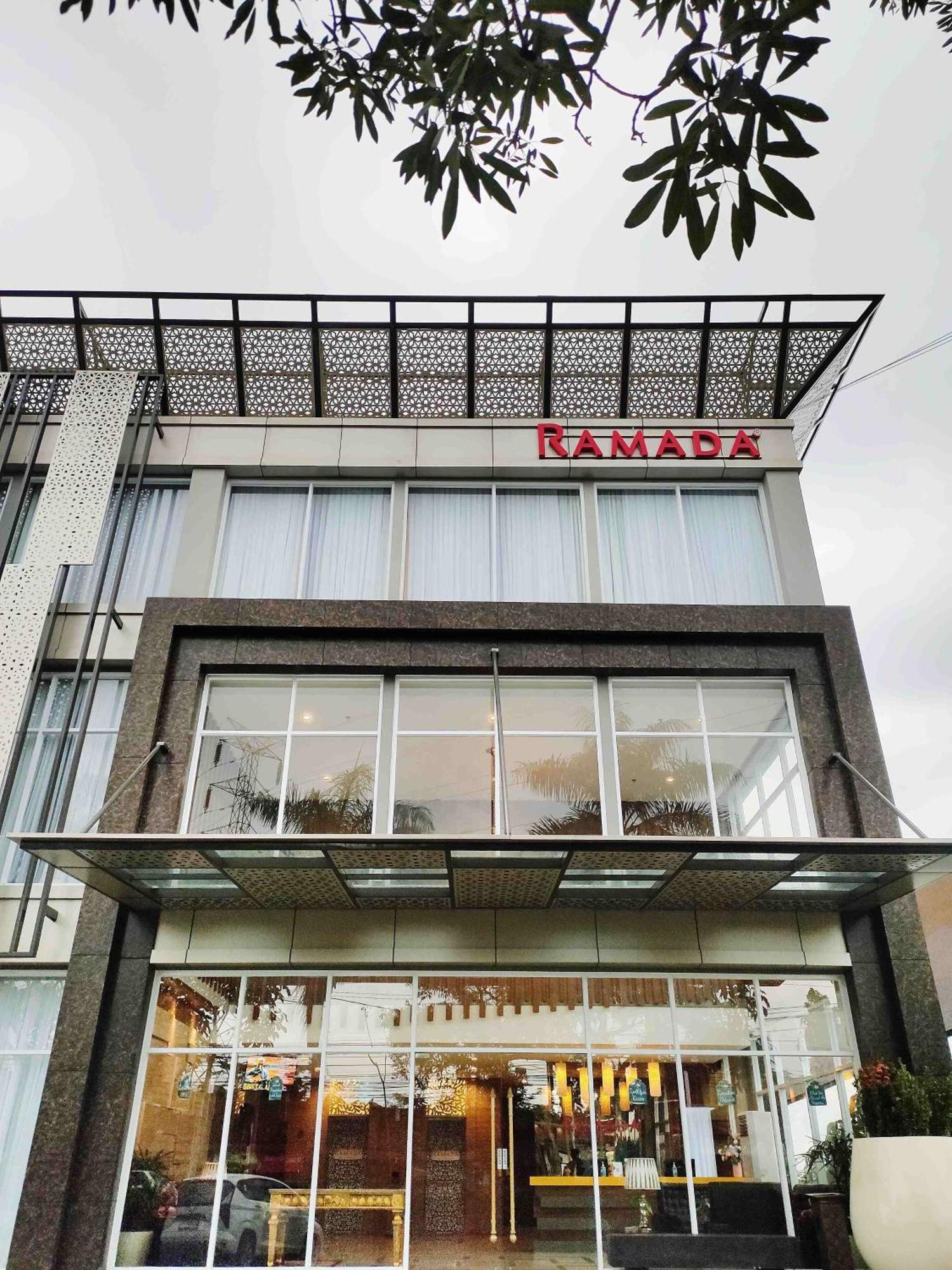 Отель Ramada By Wyndham Yogyakarta Слеман Экстерьер фото