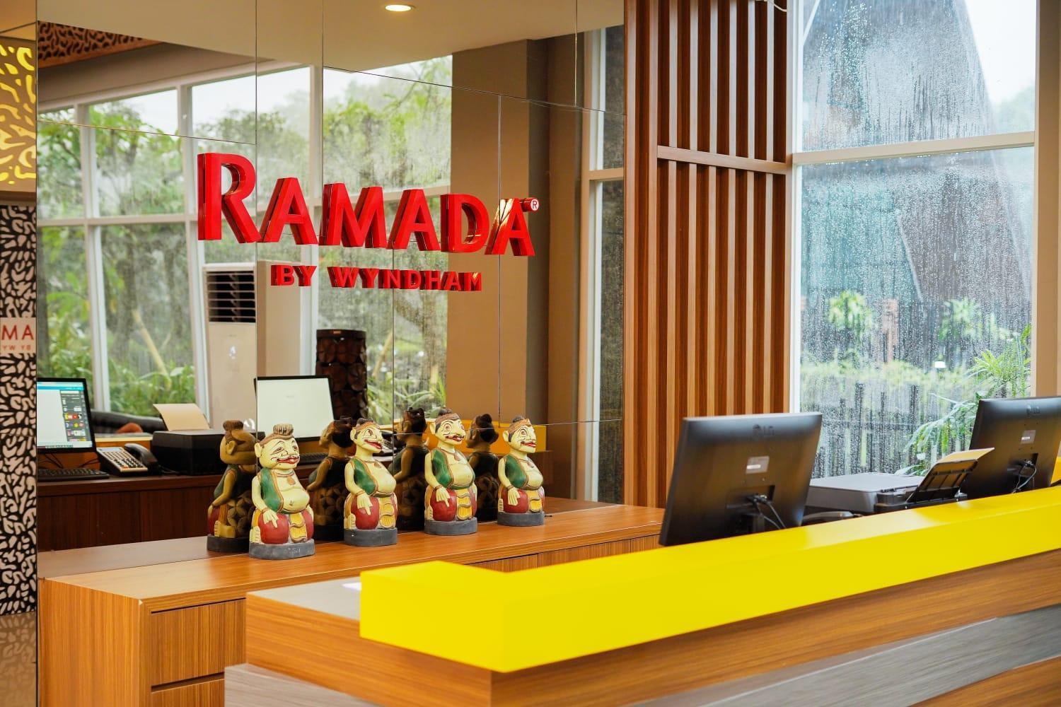 Отель Ramada By Wyndham Yogyakarta Слеман Экстерьер фото
