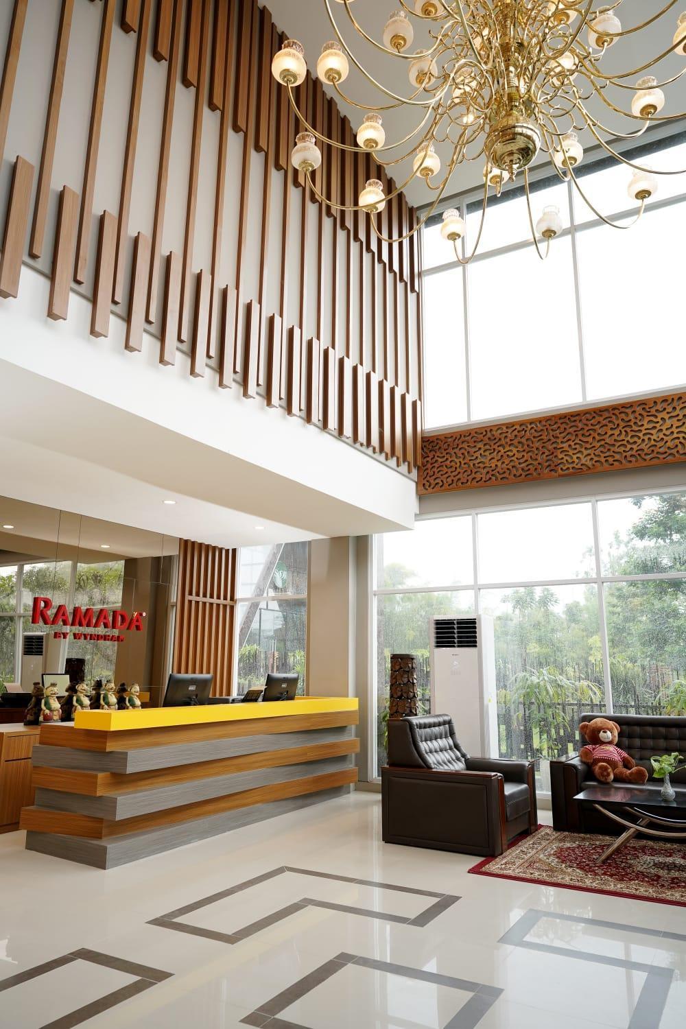 Отель Ramada By Wyndham Yogyakarta Слеман Экстерьер фото