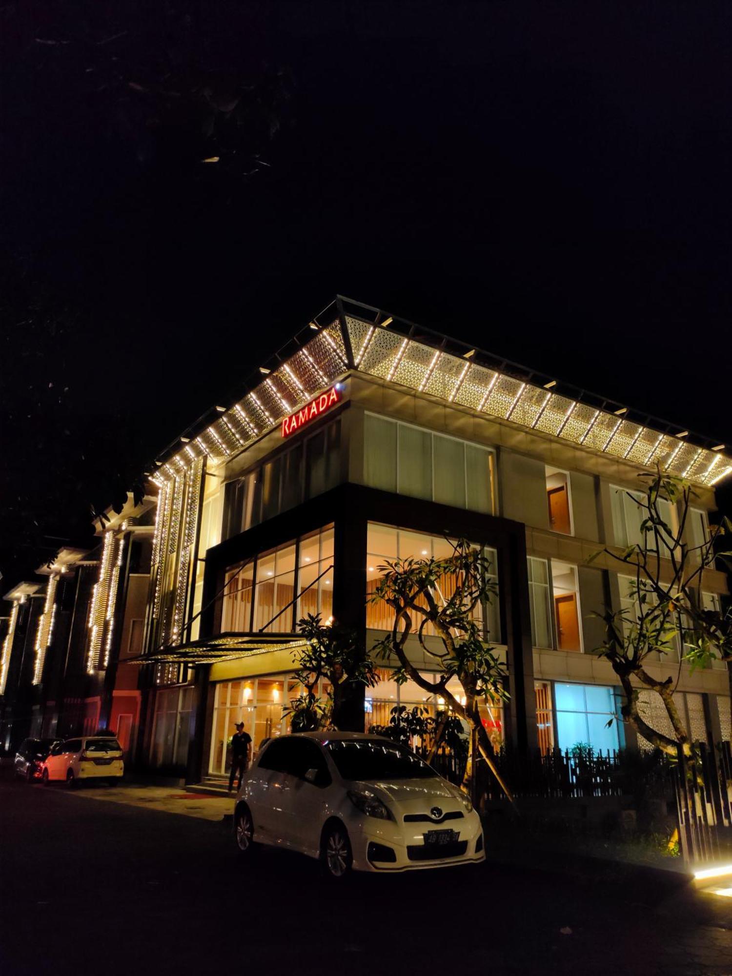 Отель Ramada By Wyndham Yogyakarta Слеман Экстерьер фото