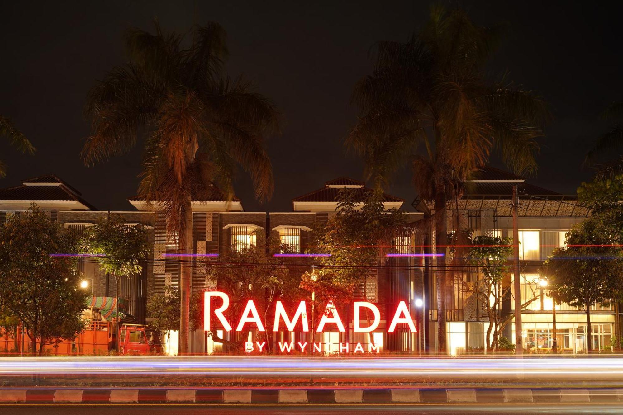 Отель Ramada By Wyndham Yogyakarta Слеман Экстерьер фото